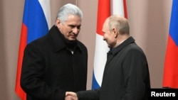 Miguel Díaz-Canel y Vladímir Putin se estrechan la mano en una ceremonia en Moscú. (Sputnik/Sergey Guneev/Kremlin vía Reuters/Archivo)