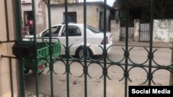 Una patrulla de la policía vigila la vivienda de un activista en La Habana. (Foto: Archivo)