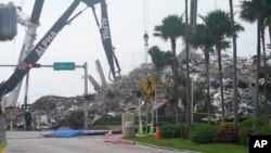 Equipos de rescate trabajan entre los escombros del derrumbado edificio de apartamentos Champlain Towers South. (AP Foto/Lynne Sladky)