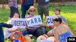 Manifestantes en el Meridian Hill Park en Washington, DC, sostienen carteles con el mensaje “Libertad para Cuba”. 