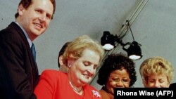 Lincoln Diaz-Balart, la secretaria de Estado Madeleine Albright, Carrie Meek e Ileana Ros-Lehtinen en la ceremonia de apertura de la Oficina de Transmisiones a Cuba, el 5 de febrero de 1999 en Miami, Florida.