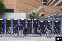 Se coloca un muro contra inundaciones AquaFence alrededor del Hospital General de Tampa antes de que el huracán Milton toque tierra a mediados de semana en Tampa, Florida, el 8 de octubre de 2024. Bryan R. SMITH / AFP